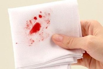 Đi ngoài ra máu là bệnh gì ?