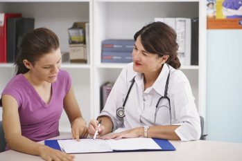 Hậu môn có cục thịt lòi ra là bị gì ? Có nguy hiểm không ?